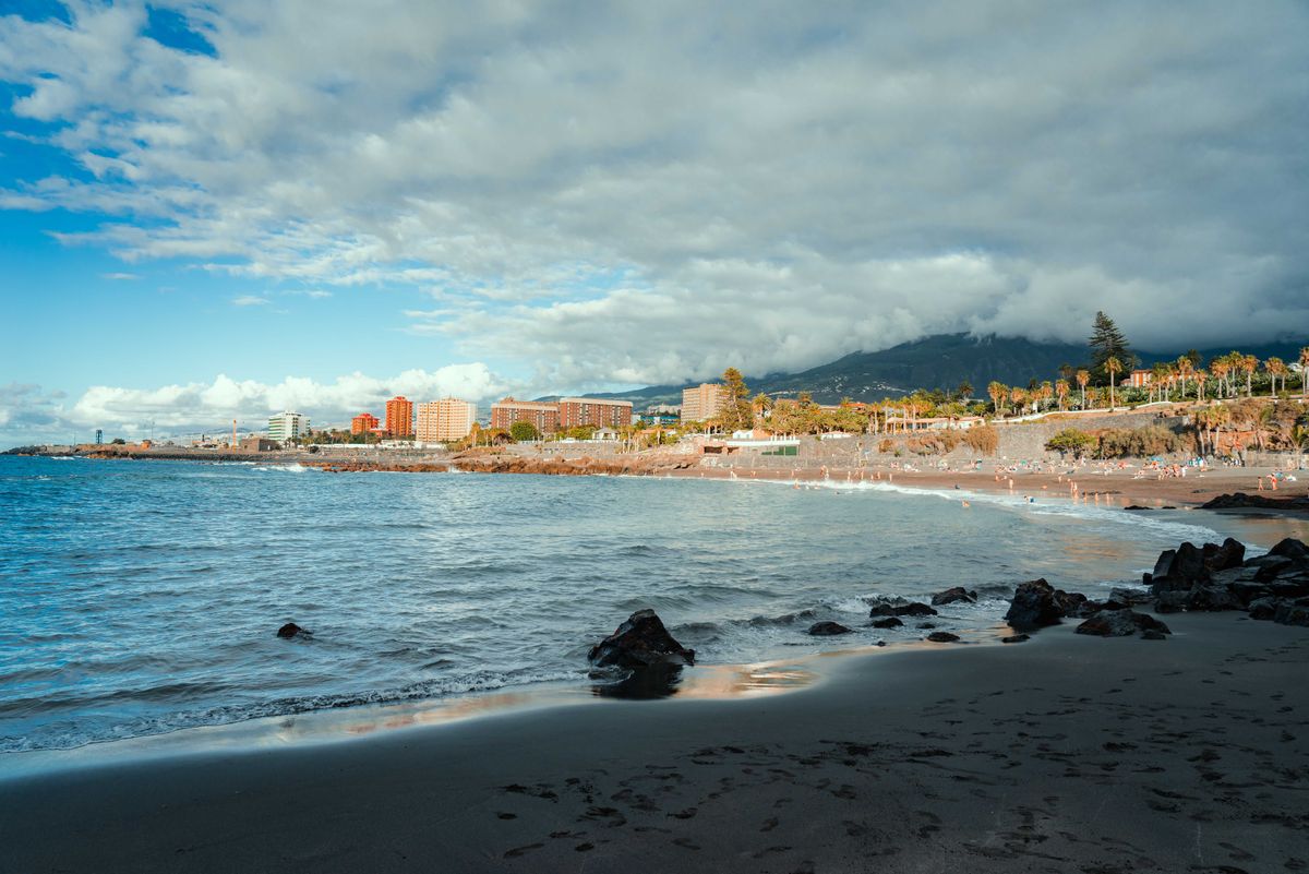 Пляж Playa Jardín с чёрным вулканическим песком