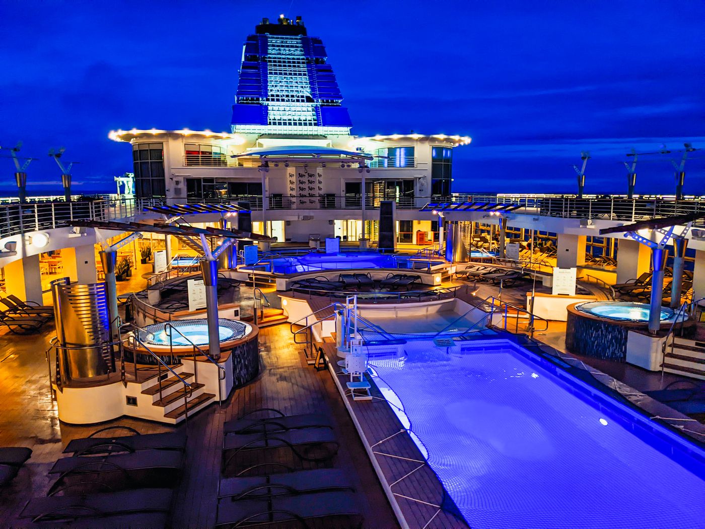 Бассейны на палубе MSC Fantasia
